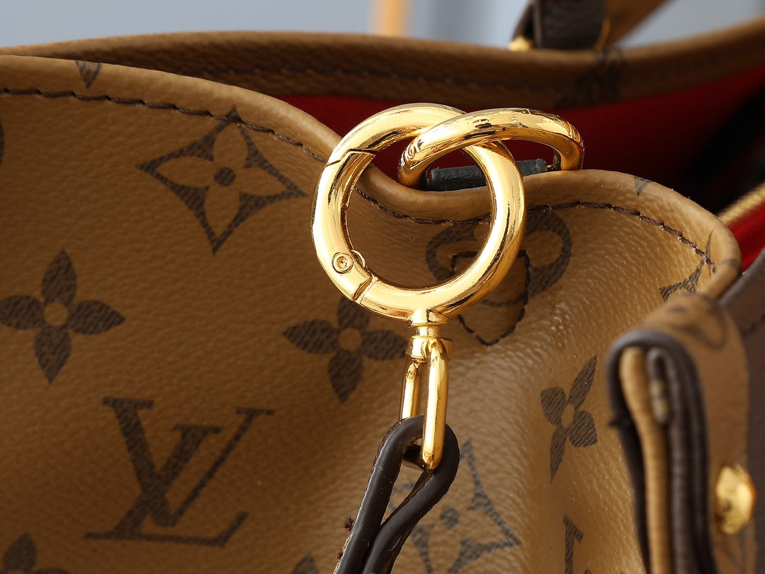 LOUIS VUITTON Reverse Monogram Giant Onthego Voyage