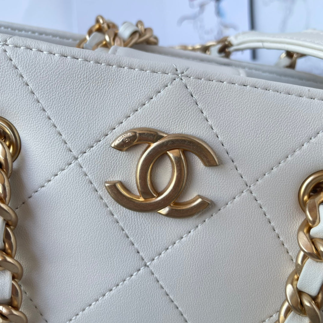 CC Small Tote 31cm White Lambskin Gold Hardware 31 x 24 x 11cm