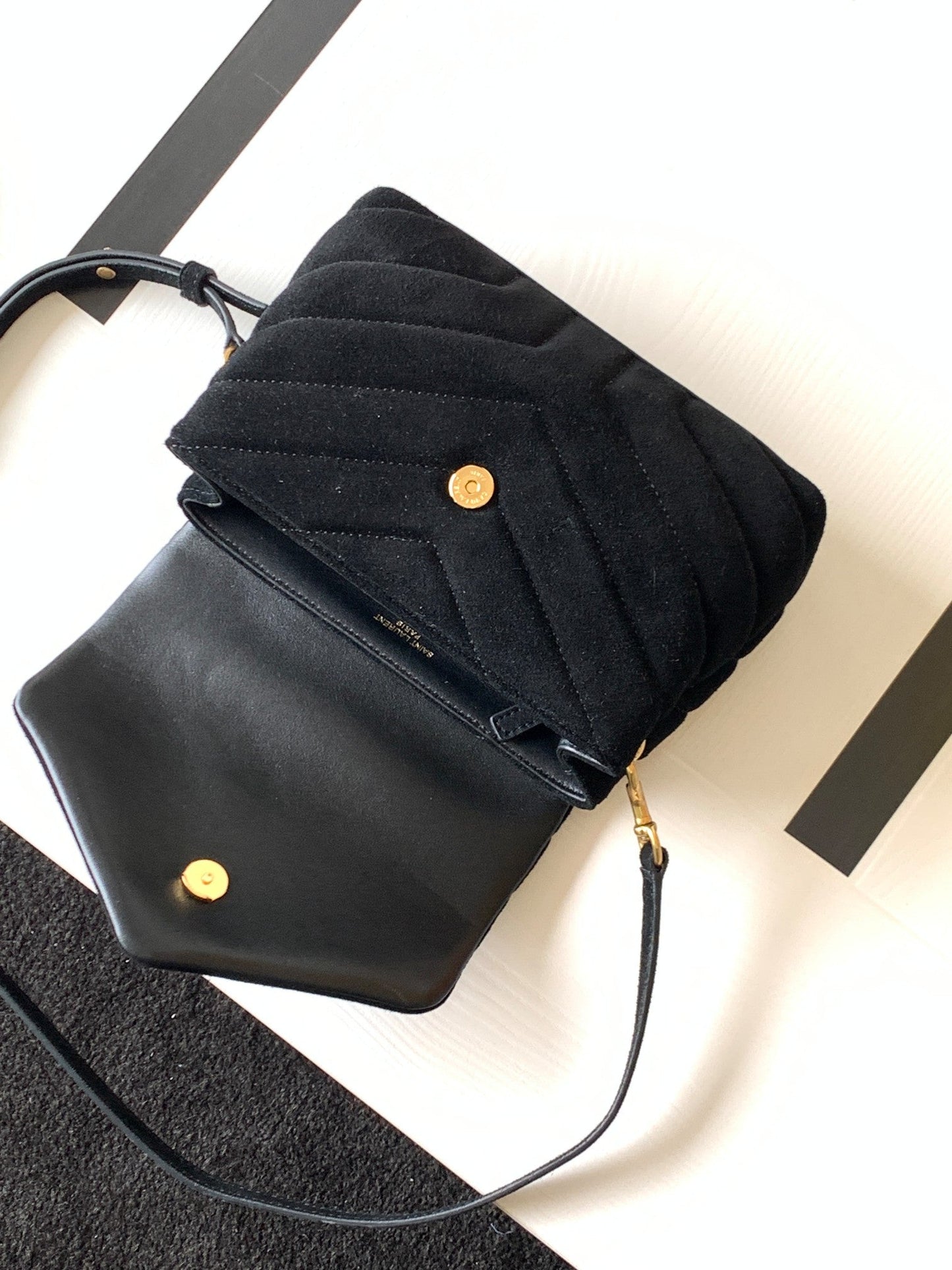 YSL Loulou 20 Black Velvet 20x14x7cm