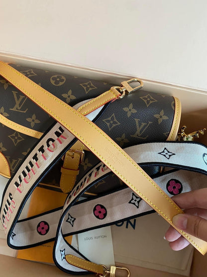 Lo vu official baguette bag